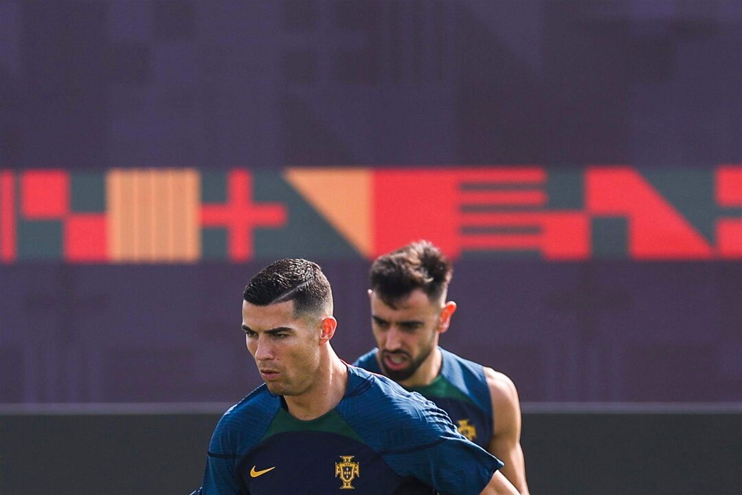 <p>Los internacionales portugueses Cristiano Ronado y Bruno Fernandes durante el entrenamiento de este domingo en Al Shahhniya. EFE/EPA/JOSE SENA GOULAO PORTUGAL OUT</p>