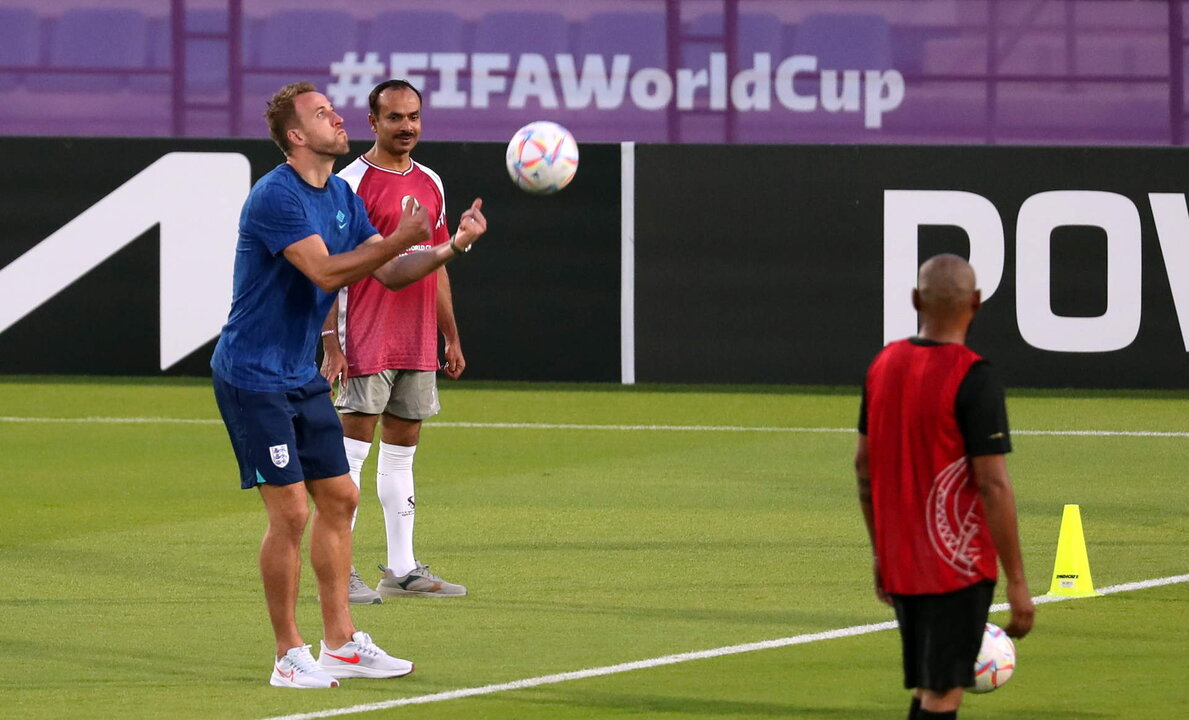 <p>El delantero inglés Harry Kane (i) durante el entrenamiento previo al partido del Mundial contra Irán. EFE/EPA/ABEDIN TAHERKENAREH</p>