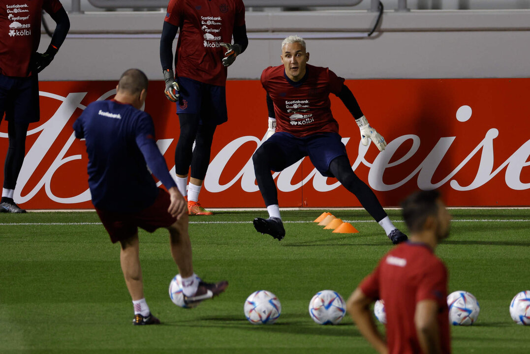 <p>El portero costarricense Keylor Navas (c) participa en un entrenamiento de la selección nacional en el Al Ahli Sports Club, en Doha (Catar), mientras preparan su participación en el Mundial FIFA Qatar 2022 que se disputará en el país árabe del 20 de noviembre al 18 de diciembre. EFE/J.J. Guillén</p>