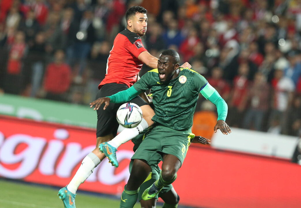 <p>El central senegalés Kalidou Koulibaly (d) durante un partido de su selección en la Copa de África. EFE/EPA/KHALED ELFIQI/archivo</p>