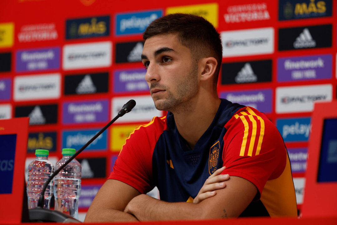 <p>El futbolista de la selección española Ferrán Torres durante la rueda de prensa ofrecida en el Campo Base de la Universidad de Catar. EFE/ Juanjo Martín</p>