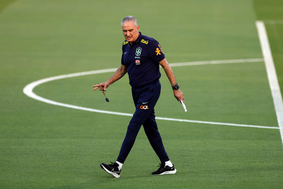 <p>El entrenador de la selección brasileña de fútbol, Tite, en el estadio Grand Hamad de Doha, antes de su primer entrenamiento en suelo catarí, a cuatro días de su debut ante Serbia en el Mundial de Qatar y con grandes expectativas de llegar a lo más alto en la competición. EFE/ Antonio Lacerda</p>