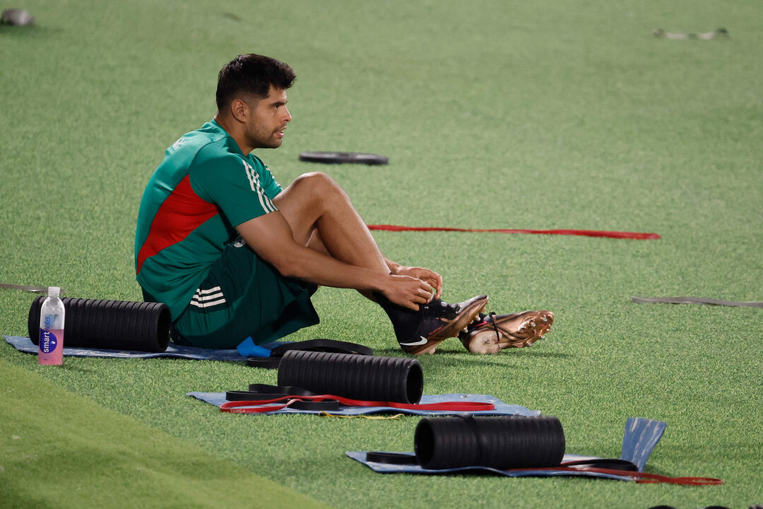 <p>Defensor Nestor de México Araujo participa en entrenar sesión del equipo aguantado en Al Khor Estadio en Doha, Qatar, EFE/ Jose Mendez</p>