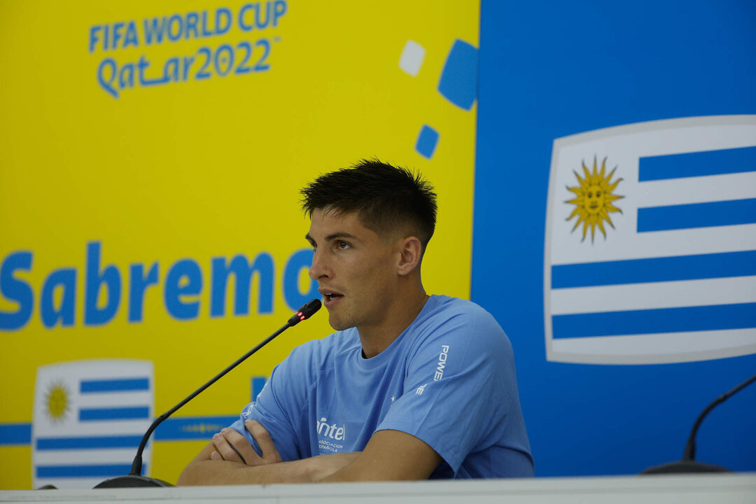 <p>El guardameta uruguayo Sergio Rochet durante la rueda de prensa ofrecida este domingo en Doha (Catar). Uruguay se enfrentará a Corea del Sur en su primer partido del Mundial de Qatar 2022 el próximo jueves. EFE/ Juan Ignacio Roncoroni</p>