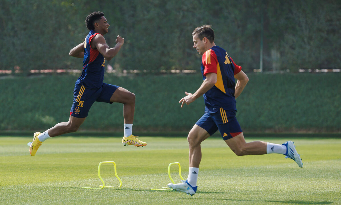 <p>Los jugadores de la selección Alejandro Balde (i) y César Azpilicueta (d) durante el entrenamiento celebrado este domingo en la Universidad de Catar, campo base del combinado español en Doha, Catar. EFE/RFEF</p>