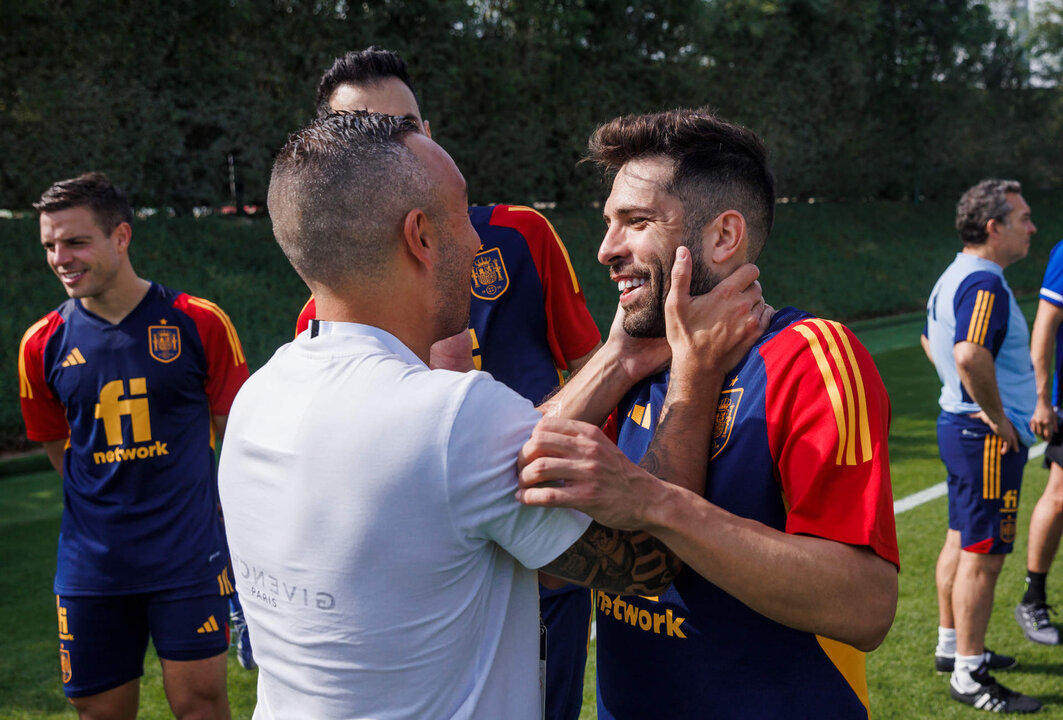 <p>Santi Cazorla (i), que ha visitado a los jugadores de la selección, saluda a Jordi Alba urante el entrenamiento celebrado este domingo en la Universidad de Catar, campo base del combinado español en Doha, Catar. EFE/RFEF</p>