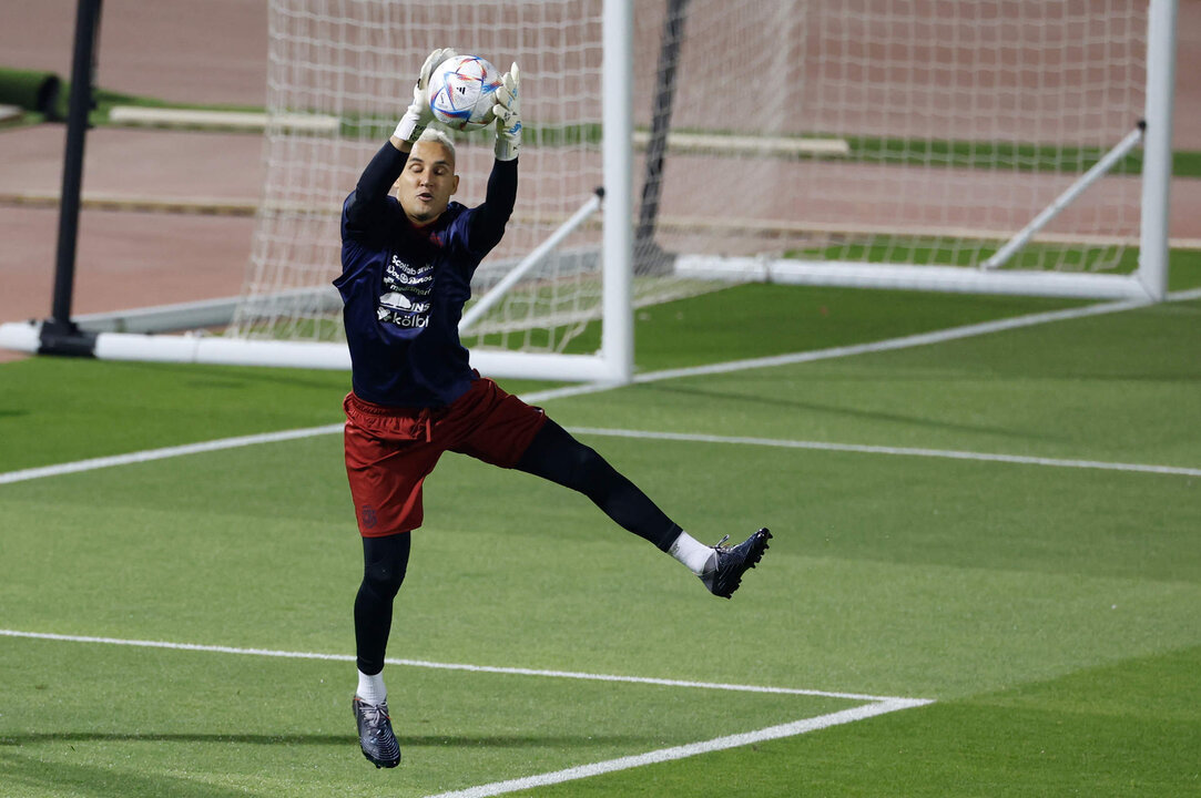 <p>El portero de la selección de Costa Rica, Keylor Navas, durante el entrenamiento de este domingo en Doha (Catar). EFE/ J. J. Guillén</p>