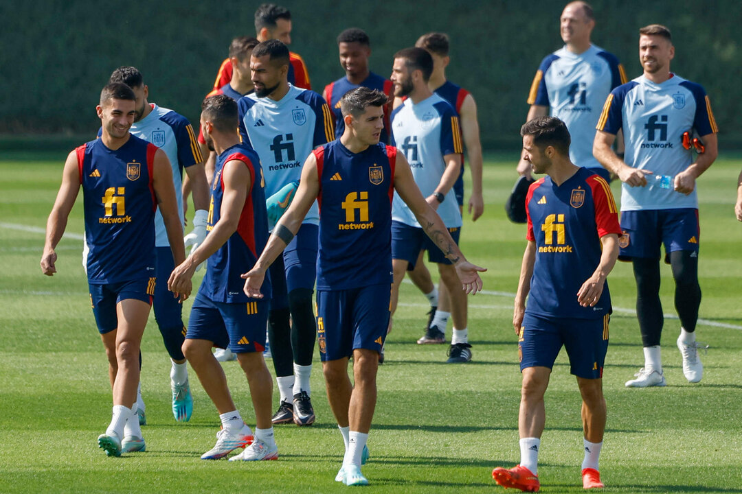 <p>Los jugadores de la selección española de fútbol Álvaro Morata y Pablo Sarabia en el entrenamiento de este lunes en la Universidad de Catar.EFE/JuanJo Martín</p>