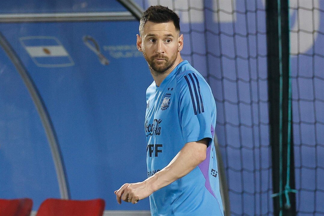 <p>Leo Messi, en el campo de entrenamiento de la selección argentina en Qatar. EFE/ Juan Ignacio Roncoroni</p>