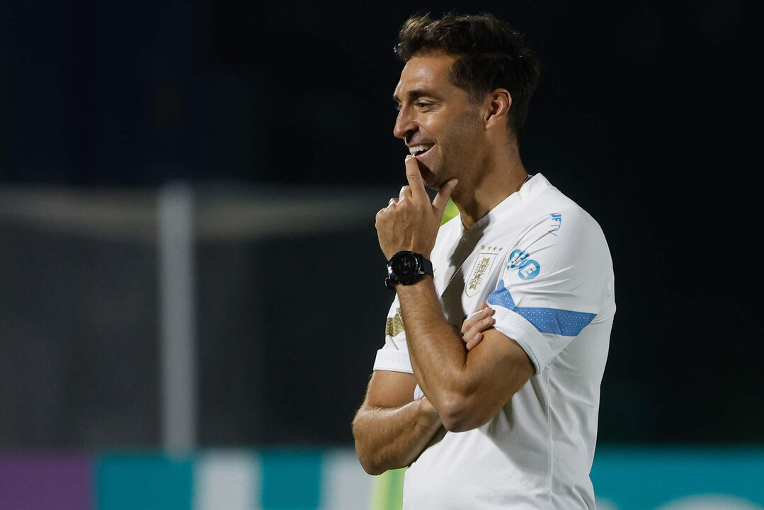 <p>El seleccionador uruguayo Diego Alonso observa un entrenamiento de su selección en Doha. EFE/Juan Ignacio Roncoroni</p>