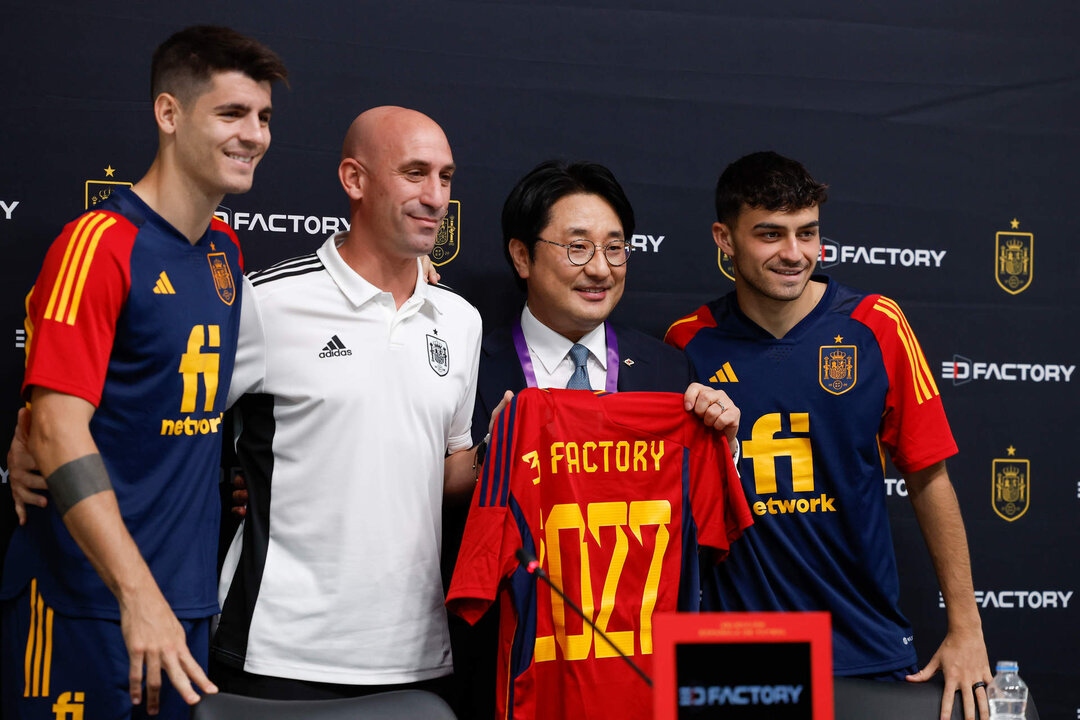 <p>El centrocampista de la selección española de fútbol Pedro González López "Pedri", el delantero Álvaro Morata, el presidente de la Federación Española de Fútbol (RFEF), Luis Rubiales, y el presidente de la compañía 3D Factory, Brian Oh (2d), posan durante un acto celebrado este lunes en Doha, Catar. EFE/ Juanjo Martin</p>