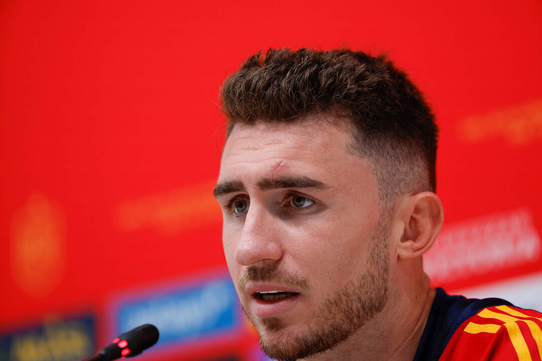 <p>Aymeric Laporte, defensa de la selección española de fútbol, ofrece una rueda de prensa después del entrenamiento del conjunto este lunes en la Universidad de Catar, campo base del combinado español en Doha, Catar. EFE/JuanJo Martín</p>