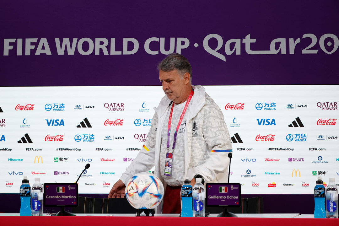 <p>El entrenador de la selección mexicana de fútbol, Tata Martino, durante la rueda de prensa ofrecida este lunes en Doha. EFE/José Méndez</p>