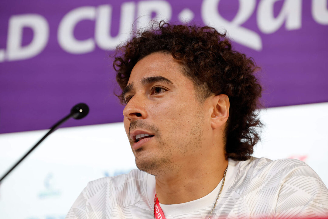 <p>El portero de la selección mexicana de fútbol Guillermo Ochoa durante la rueda de prensa ofrecida este lunes en Doha. EFE/José Méndez</p>