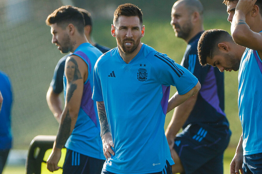 <p>El delantero argentino Lionel Messi participa en un entrenamiento de su selección este lunes en el campo de fútbol de la Universidad de Catar. EFE/Juan Ignacio Roncoroni</p>