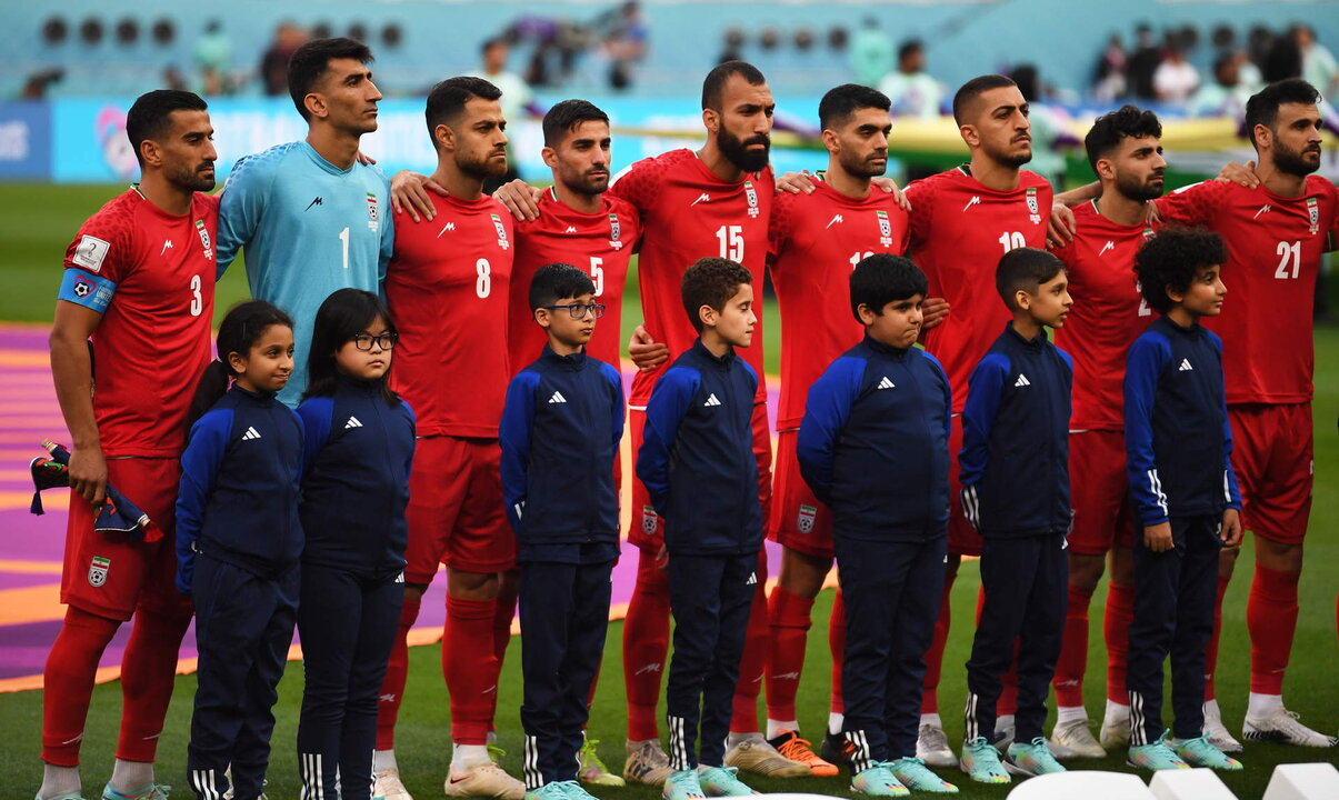 <p>Los futbolistas de la selección de Irán no cantaron el himno de su país en señal de protesta por la situación de represión que se vive en el país y el reciente asesinato de Mahsa Amini, al inicio del partido ante Inglaterra. EFE/EPA/Neil Hall</p>