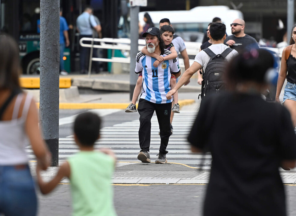 <p>Un hombre camina con la camiseta de la selección argentina de fútbol, el 18 de noviembre de 2022, en una calle de Buenos Aires (Argentina). EFE/Matias Martin Campaya</p>