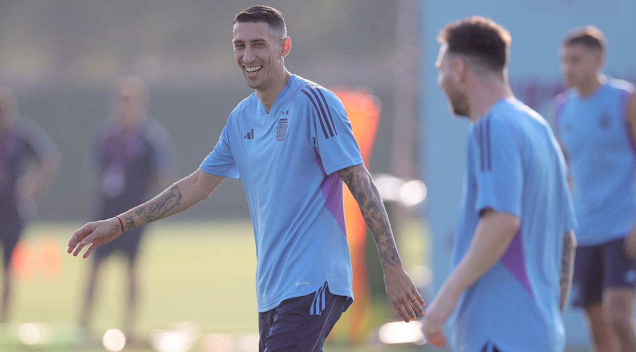 <p>Capitán de Argentina Lionel Messi (R) y Angel Di Maria (L) atiende una sesión de formación del equipo en Doha, Qatar, 21 noviembre 2022. Argentina afrontará Arabia Saudí el 22 de noviembre en su grupo C partido del FIFA. EFE/EPA/Friedemann Vogel</p>