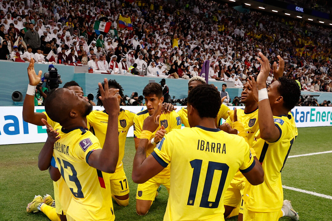 <p>Jugadores de Ecuador celebran un gol de Énner Valencia (i). EFE/Alberto Estevez</p>