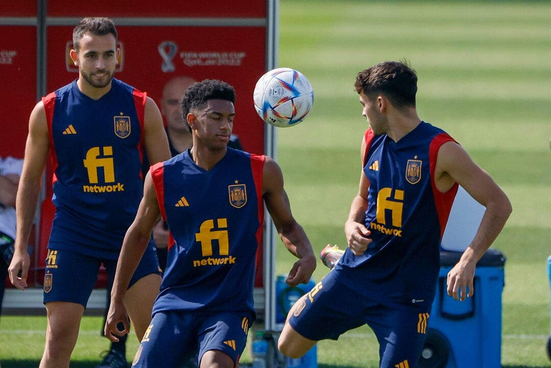 <p>El defensa de la selección española Alejandro Balde (c) durante el entrenamiento celebrado este lunes en la Universidad de Catar, campo base del combinado español en Doha, Catar. EFE/JuanJo Martín</p>