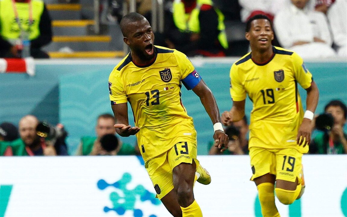 <p>Énner Valencia (i), delantero de Ecuador, fue registrado este domingo, 20 de noviembre, al celebrar un gol que le anotó a Catar, durante un partido del grupo A del Mundial FIFA Qatar 2022, en el estadio Al Bait, en Al Khor (Catar). EFE/Rodrigo Jiménez</p>