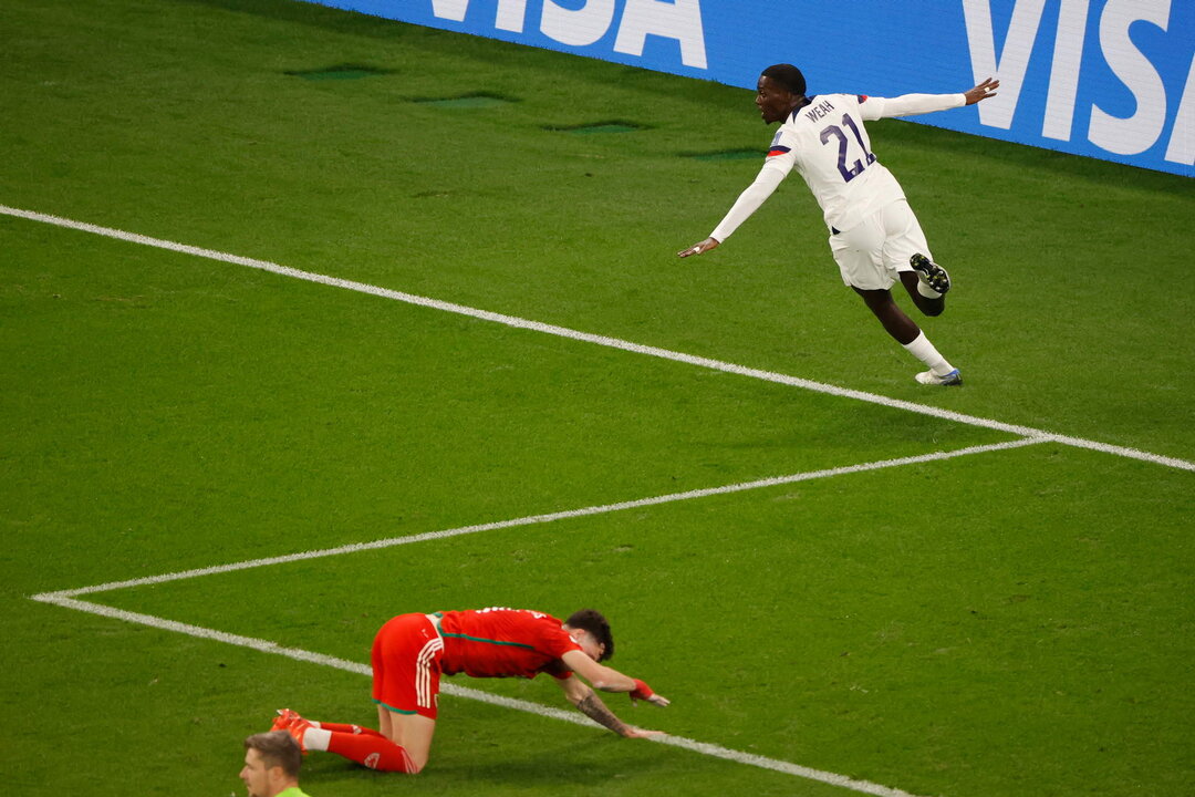 <p>Timothy Weah (d) celebra el gol del 1-0 durante el partido del grupo B del Mundial de Qatar 2022 entre Estados Unidos y Gales en el estadio Ahmad bin Ali de Doha. EFE/EPA/Rolex de la Peña</p>