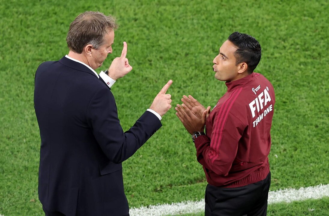 Entrenador de cabeza Kasper Hjulmand (L) de charlas de Dinamarca a la 4.ª oficial Dijeron Martinez durante el partido del grupo D partido de fútbol entre Dinamarca y Túnez en Estadio de Ciudad de la Educación en Doha, Qatar) EFE/EPA/Tolga Bozoglu