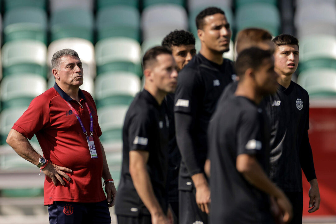 El entrenador de la selección de fútbol de Costa Rica, el colombiano Luis Fernando Suárez (i), dirige un entrenamiento del equipo en el estadio Al Ahli de Doha (Catar). EFE/ Antonio Lacerda