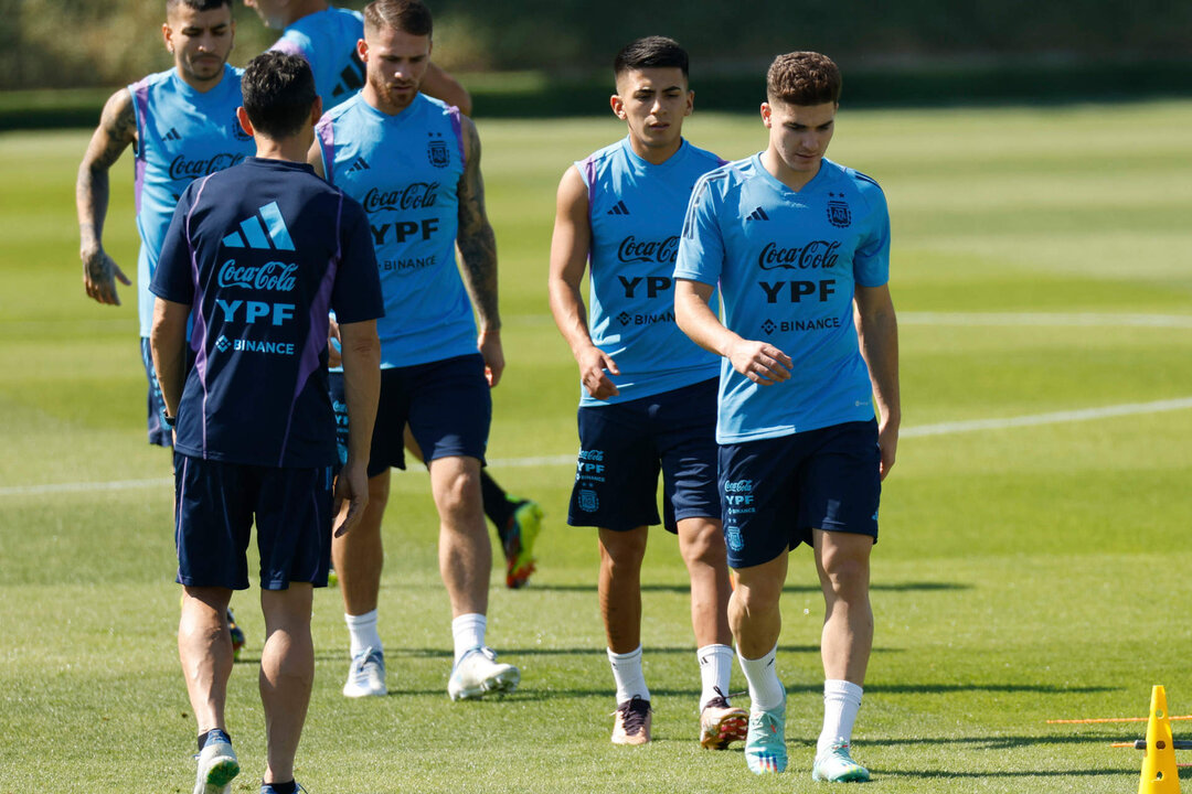 El delantero de la selección argentina Julián Álvarez durante el entrenamiento realizado en la Universidad de Catar tras su derrota en su debut en la Copa del Mundo ante Arabia Saudí por 2-1. EFE/Juan Ignacio Roncoroni