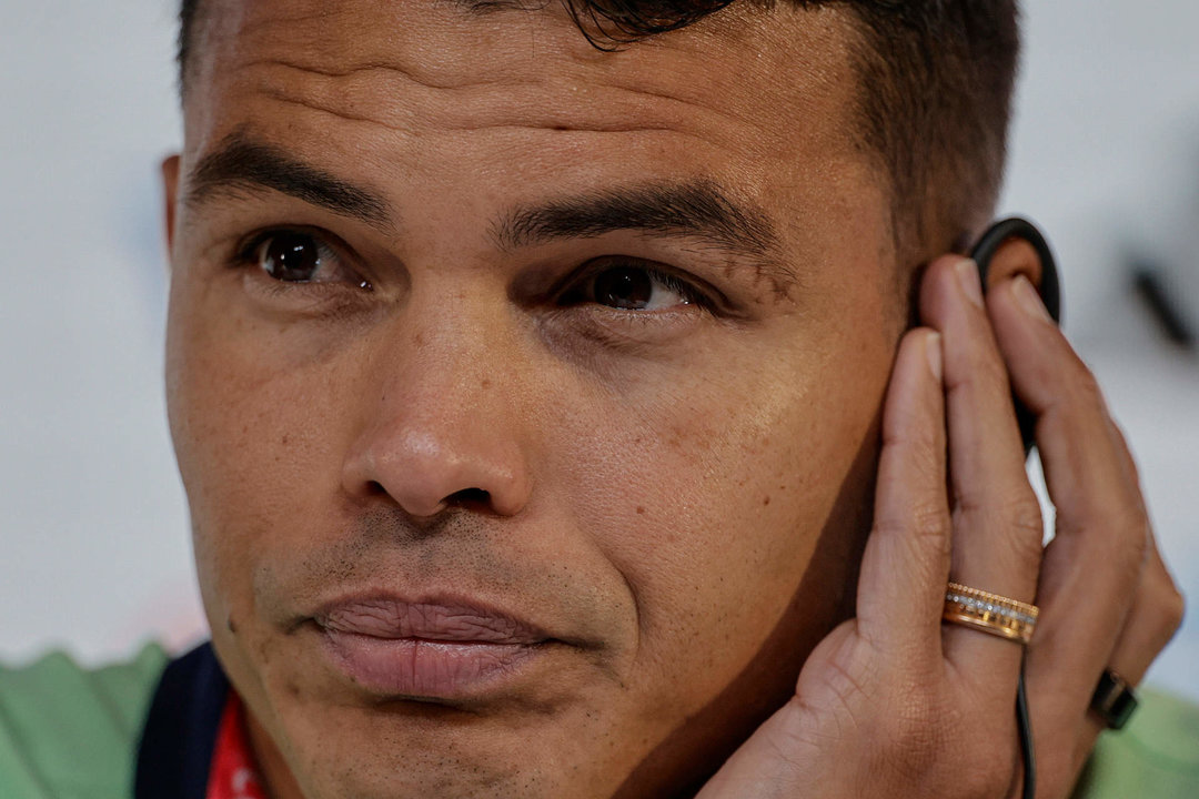 El defensa de la selección de Brasil Thiago Silva participa en una rueda de prensa en el Centro de prensa de Doha (Catar). Brasil se enfrentará a Serbia en su primer partido del Mundial de Qatar 2022. EFE/ Antonio Lacerda