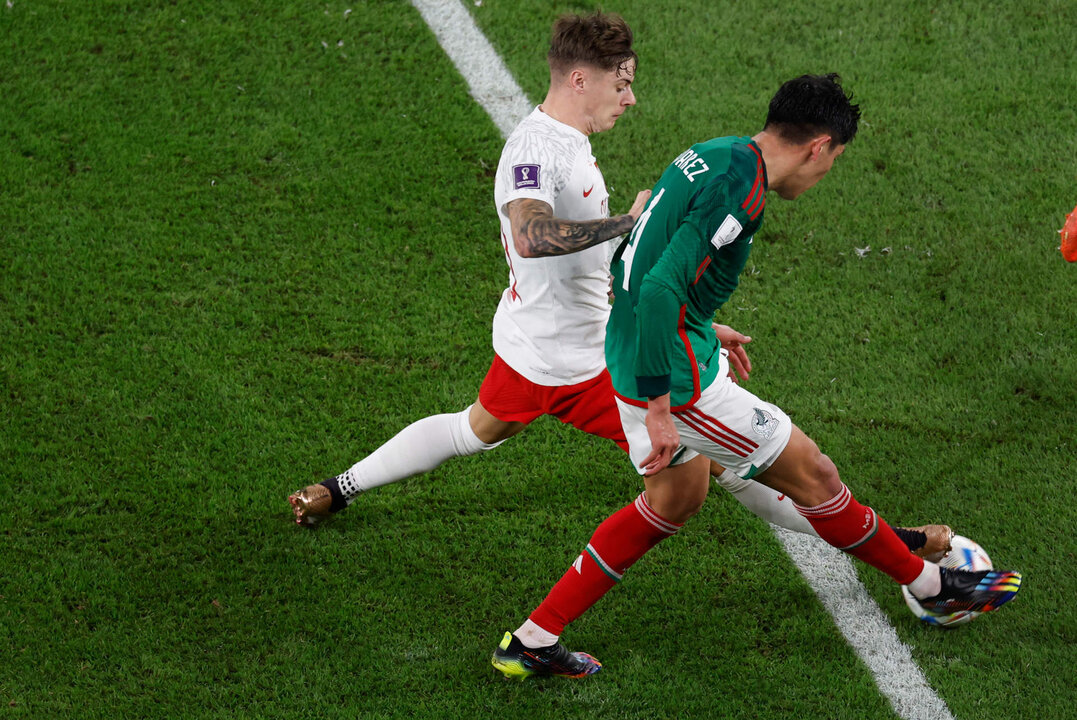 Edson Alvarez de México disputa un balón con Nicola Zalewski de Polonia, en un partido de la fase de grupos del Mundial de Fútbol Qatar 2022 entre México y Polonia en el Estadio 974 en Doha (Catar). EFE/ JJ Guillen