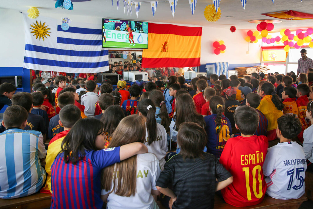 Alumnos del colegio español Cervantes de Montevideo observan el partido entre España y Costa Rica del Mundial de Qatar 2022, hoy, en Montevideo (Uruguay). EFE/ Santiago Carbone