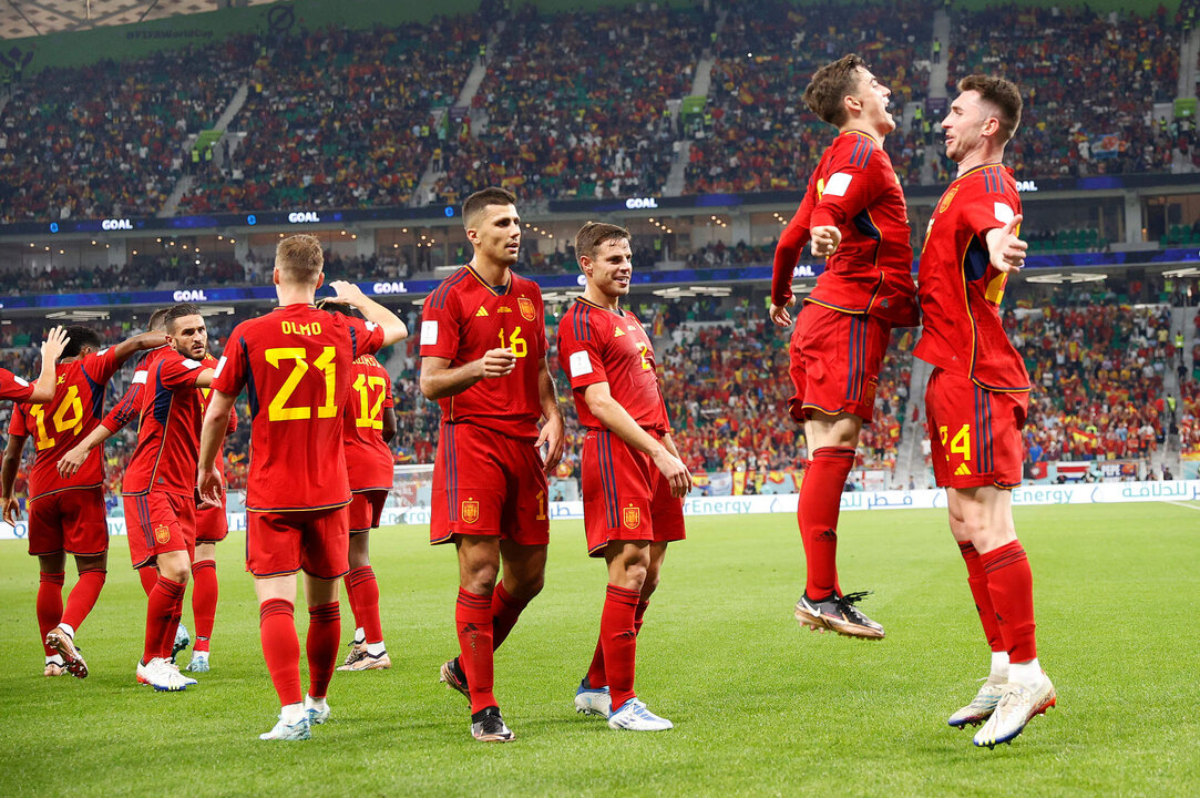 Jugadores de la selección española celebran un gol durante el partido disputado ayer ante Costa Rica en Doha. EFE/Jose Méndez