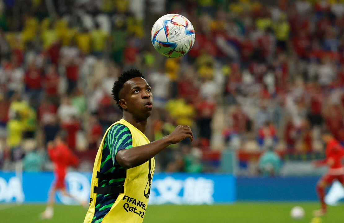 Vinícius Junior calienta antes de un partido de la fase de grupos del Mundial de Fútbol Qatar 2022 entre Brasil y Serbia en el estadio de Lusail (Catar). EFE/ Juanjo Martin