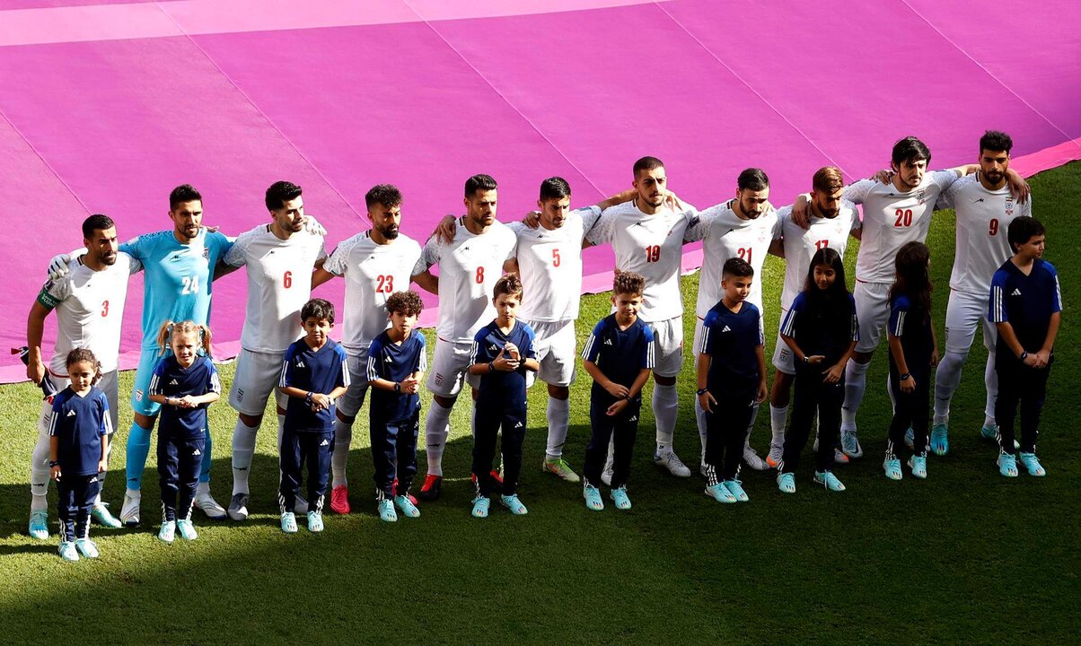 La selección de Irán posa al inicio del partido de hoy ante Gales. EFE/EPA/Rungroj Yongrit