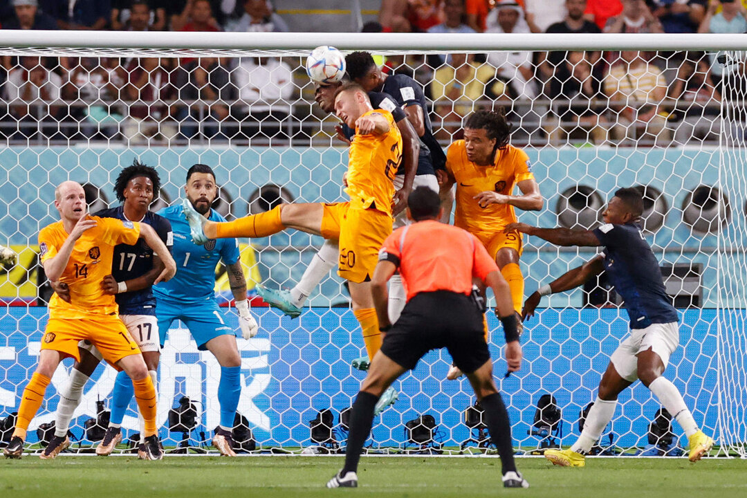 Teun Koopmeiners (c) de Países Bajos disputa un balón con un jugador de Ecuador hoy, en un partido de la fase de grupos del Mundial de Fútbol Qatar 2022 entre Países Bajos y Ecuador en el estadio Internacional Jalifa en Doha (Catar). EFE/ Esteban Biba