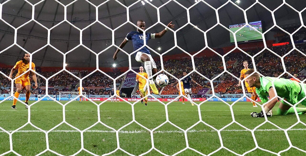 Enner Valencia (C) en el momento de anotar el 1-1 en el partido ante Países Bajos.EFE/EPA/Abedin Taherkenareh