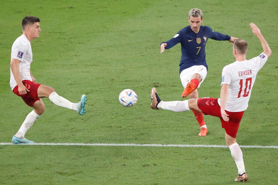 Doha (Qatar), 26/11/2022.- Antoine Griezmann of France crosses the ball into the penalty zone during the FIFA World Cup 2022 group D soccer match between France and Denmark at Stadium 947 in Doha, Qatar, 26 November 2022. (Mundial de Fútbol, Dinamarca, Francia, Catar) EFE/EPA/Rolex dela Pena
