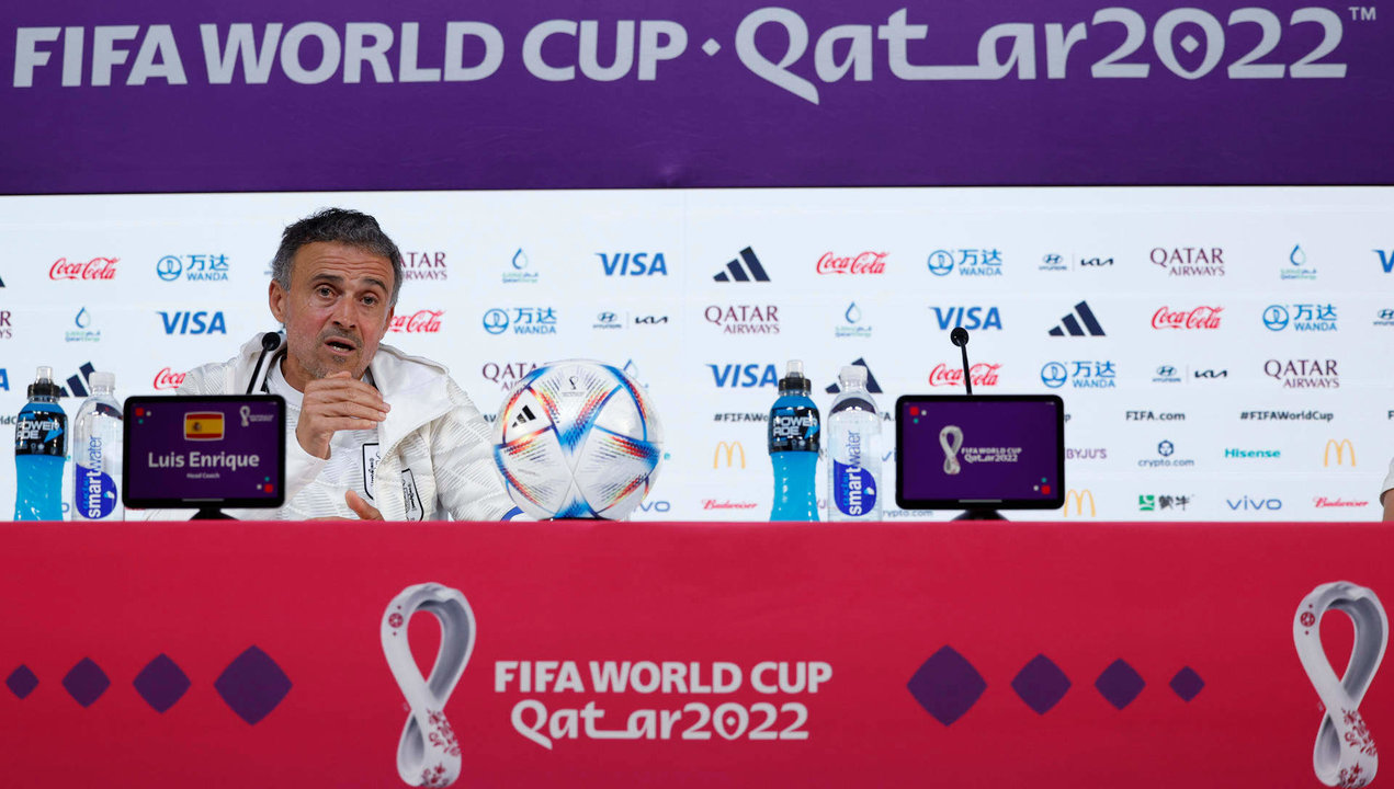 DOHA, 26/11/2022.- El seleccionador de fútbol de España, Luis Enrique, comparece en una rueda de prensa del conjunto nacional en el centro de prensa del Mundial Qatar 2022 en Doha, Catar, este sábado. EFE/ JuanJo Martín