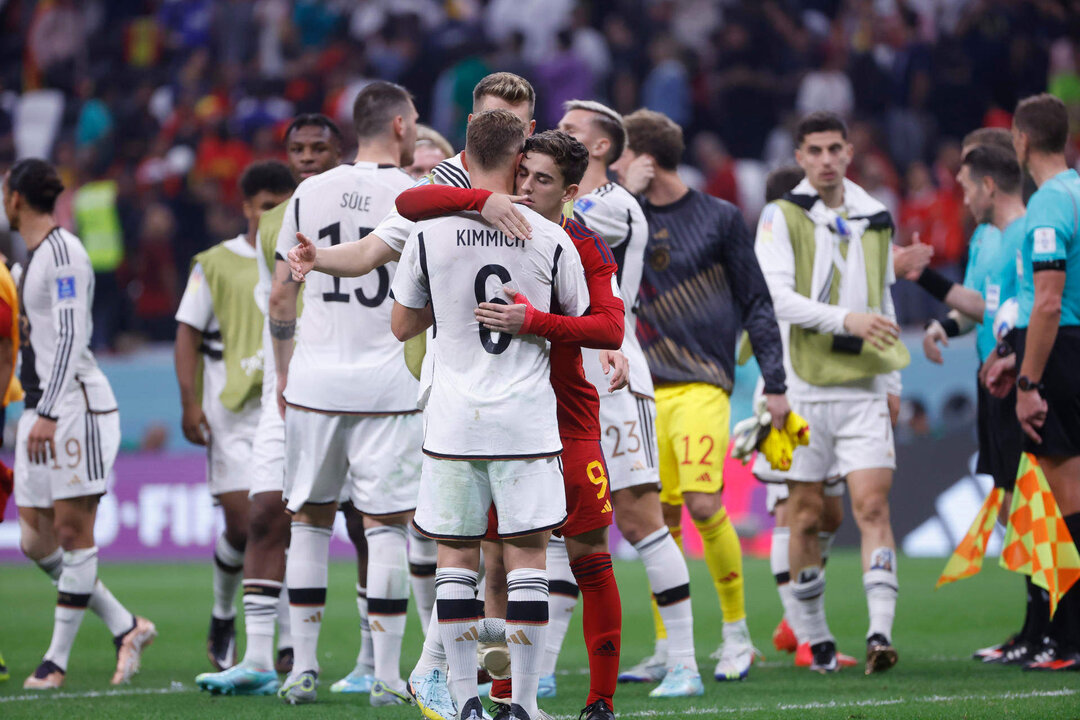 Gavi (c-d) de España saluda a Joshua Kimmich (adelante) de Alemania hoy, al final de un partido de la fase de grupos del Mundial de Fútbol Qatar 2022 entre España y Alemania en el estadio Al Bait en Al Khor (Catar). EFE/ Juan Ignacio Roncoroni