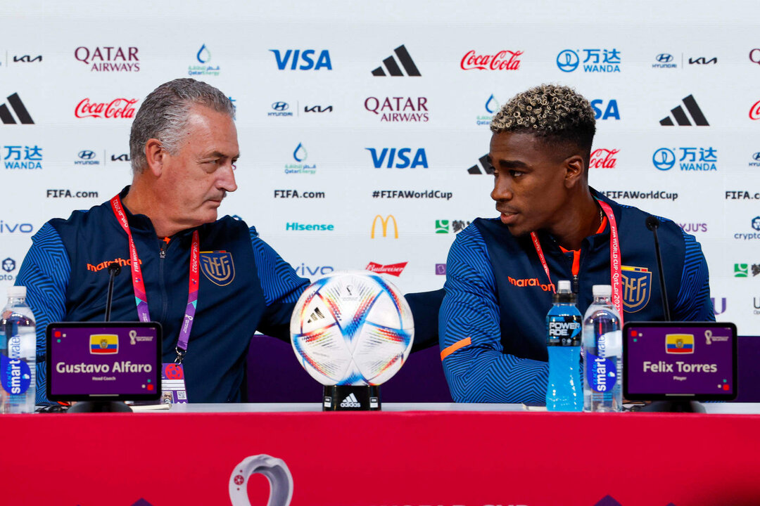 El entrenador de la selección de fútbol de Ecuador, el argentino Gustavo Alfaro, y el futbolista del combinado nacional Félix Torres dan una rueda de prensa en el Centro de Prensa del Mundial en Doha (Catar), en la víspera de su partido de la fase de grupos del Mundial FIFA Qatar 2022 contra Senegal. EFE/ Esteban Biba