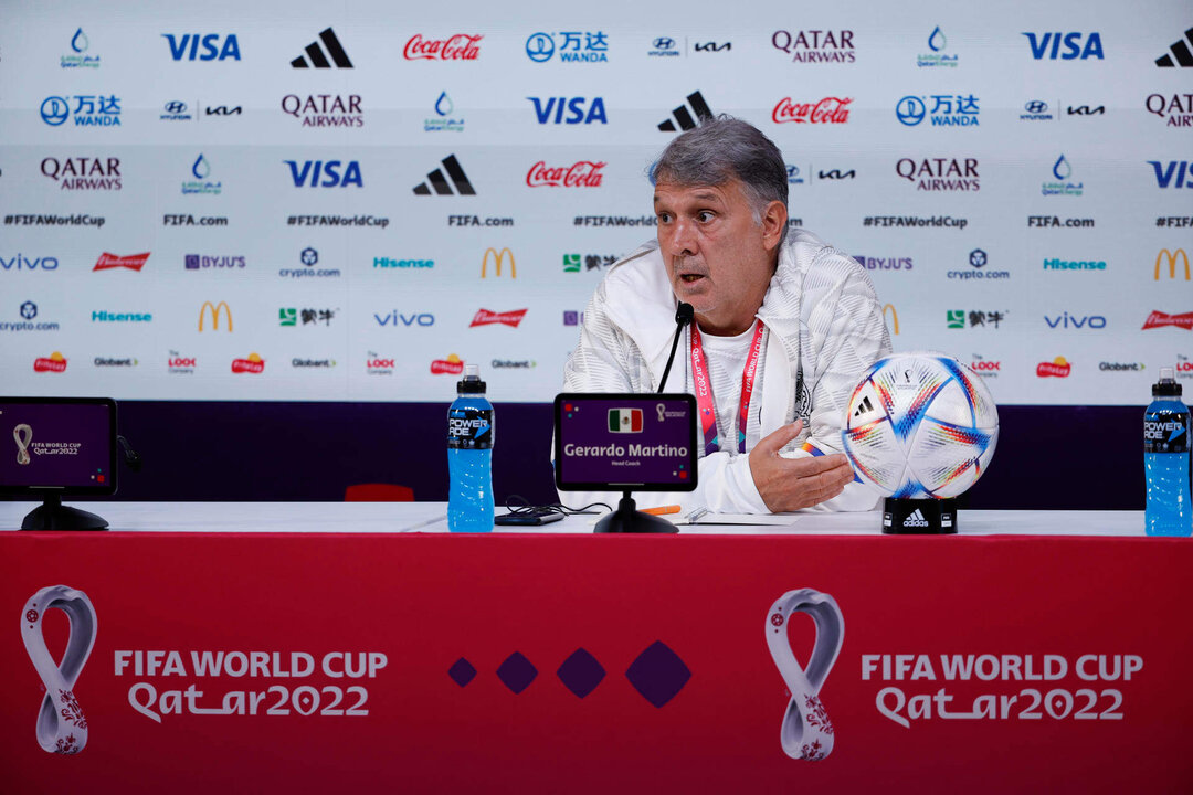 El seleccionador de México, Gerardo "Tata" Martino durante la rueda de prensa ofrecida este martes en el Centro de Prensa de Doha. EFE/José Méndez