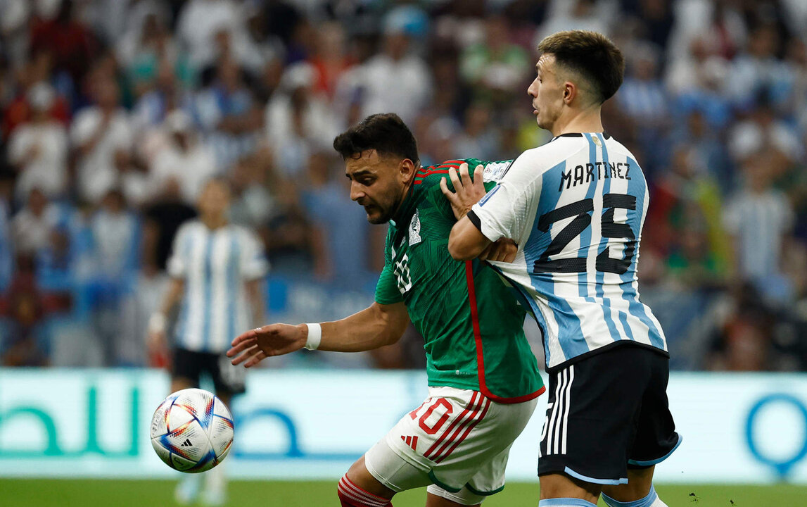 El defensa argentino Lisandro Martinez (d) de Argentina disputa un balón en el partido que enfrentó a su selección con México en el Mundial de Qatar 2022. EFE/José Méndez/archivo