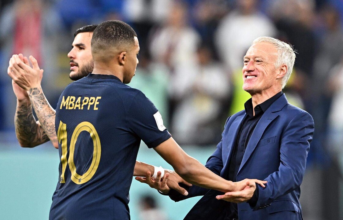 El seleccionador francés, Didier Deschamps, felicita a Kylian Mbappé tras la victoria ante Dinamarca el pasado día 26. EFE/EPA/Noushad Thekkayil