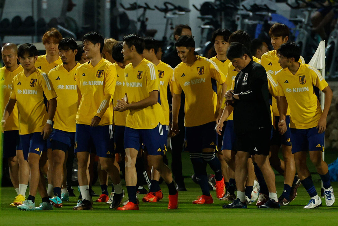 Jugadores de la selección de Japón participan en el entrenamiento del equipo nacional en las instalaciones del Al-Sadd SC, en Doha, Catar, este martes. Japón se enfrentará a España en el encuentro del grupo E del Mundial de Qatar 2022 el próximo 1 de diciembre.. EFE/ J.J. Guillén