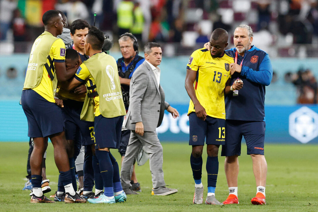 Énner Valencia de Ecuador reacciona hoy, al final de un partido de la fase de grupos del Mundial de Fútbol Qatar 2022 entre Ecuador y Senegal en el estadio Internacional Jalifa en Doha (Catar). EFE/ Esteban Biba