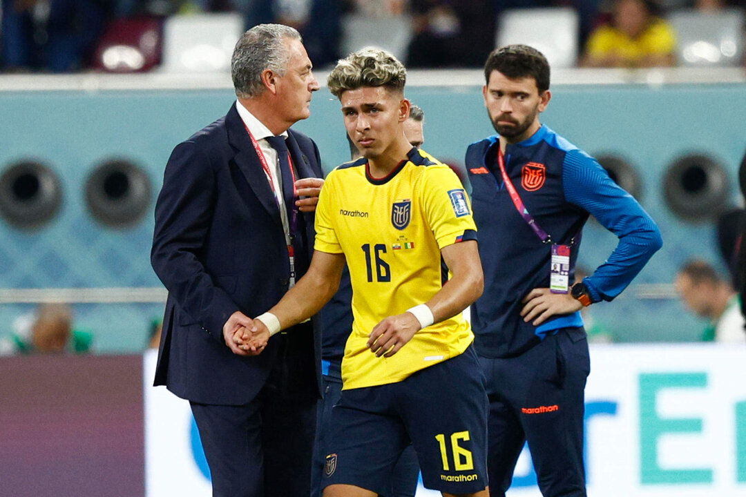 Jugadores de Ecuador se lamentan hoy, en un partido de la fase de grupos del Mundial de Fútbol Qatar 2022 entre Ecuador y Senegal en el estadio Internacional Jalifa en Doha (Catar). EFE/ Rodrigo Jiménez