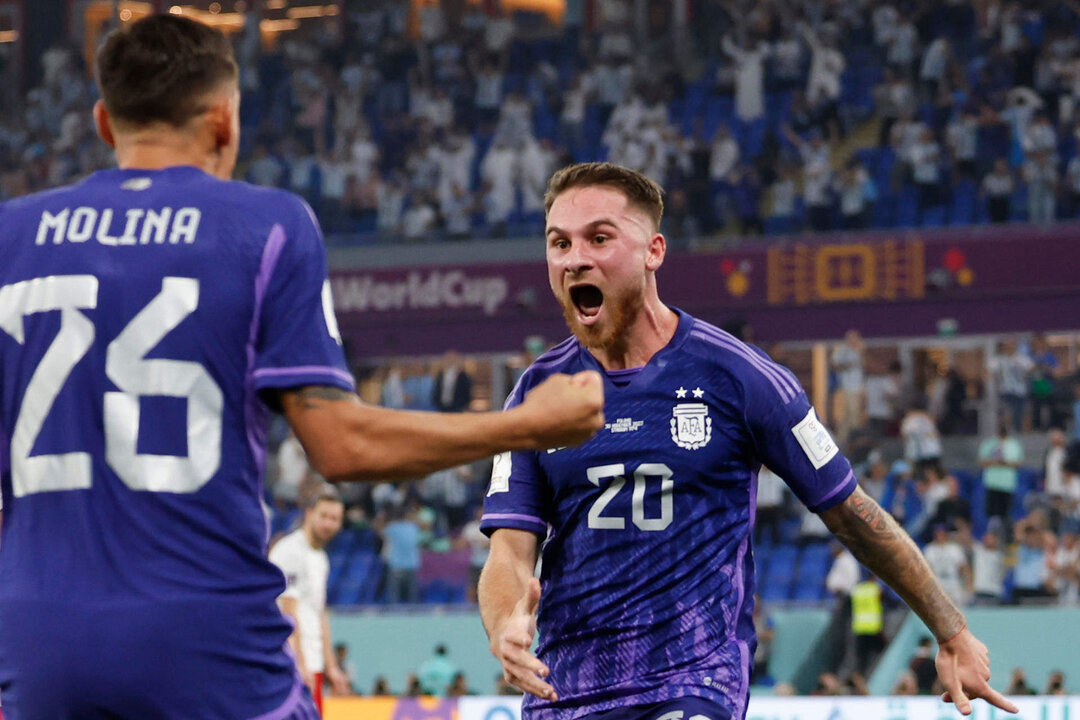 Alexis Mac Allister de Argentina celebra su gol hoy, en un partido de la fase de grupos del Mundial de Fútbol Qatar 2022 entre Polonia y Argentina en el Estadio 974 en Doha (Catar). EFE/ Alberto Estevez