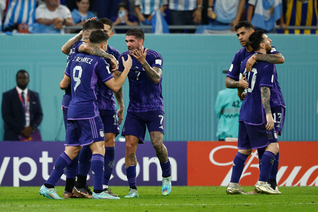 Julián Álvarez (i) de Argentina celebra un gol hoy, en un partido de la fase de grupos del Mundial de Fútbol Qatar 2022 entre Polonia y Argentina en el Estadio 974, en Doha (Catar). EFE/Rodrigo Jiménez