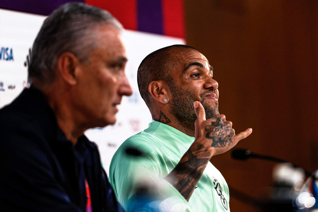 El seleccionador de fútbol de Brasil, Adenor Leonardo Bacchi "Tite" (i), y el jugador Dani Alves comparecen en una rueda de prensa de su selección en el Centro de Prensa del Mundial de fútbol Qatar 2022 en Doha, Catar, este jueves. Brasil se enfrentará mañana a Camerún en el tercer y último partido del grupo G. EFE/ Antonio Lacerda